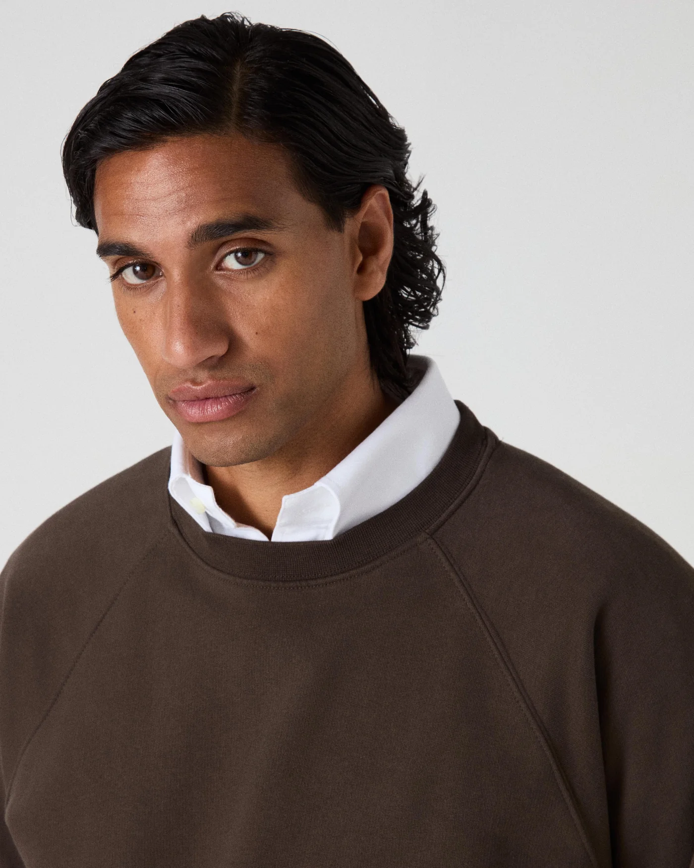 Tommy Raglan Sweatshirt - Dark Chocolate — view 2